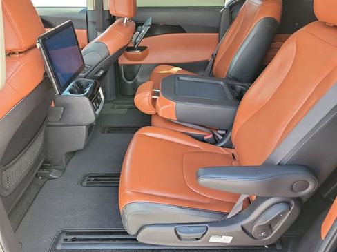 Used 2022 Kia Carnival SX FWD image 7