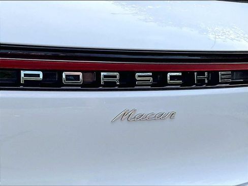 Certified 2023 Porsche Macan AWD/4WD image 13