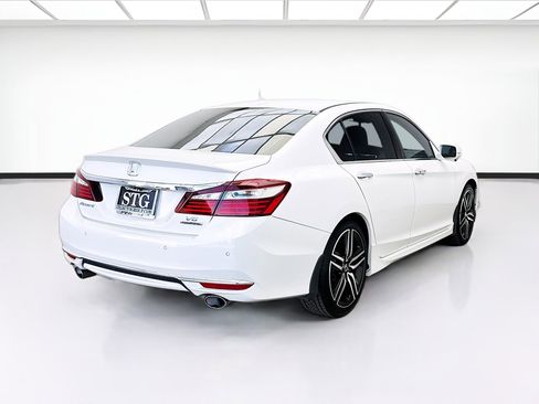 Used 2017 Honda Accord Touring image 4