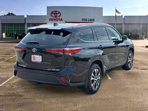 Used 2022 Toyota Highlander XLE AWD/4WD image 5