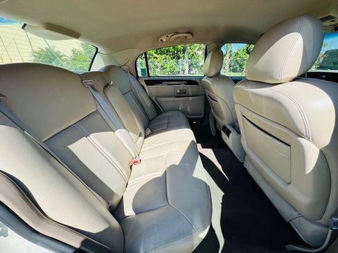 Used 2004 Lincoln Town Car Ultimate RWD image 13