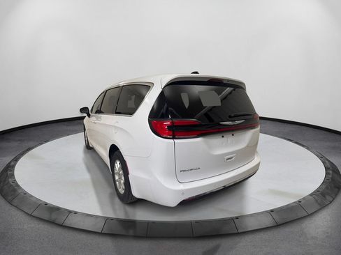 Used 2025 Chrysler Pacifica Select FWD image 7