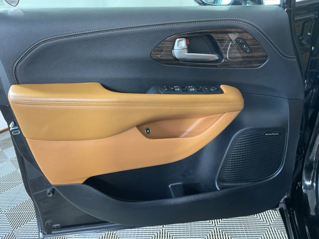 Used 2023 Chrysler Pacifica Pinnacle FWD image 16