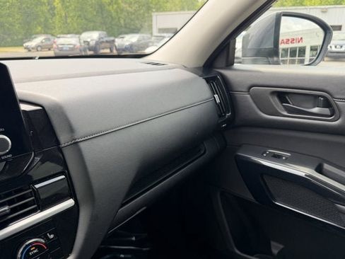 Used 2025 Nissan Pathfinder SV FWD image 28