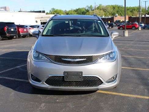 Used 2017 Chrysler Pacifica Touring-L w/ Tire & Wheel Group FWD image 3