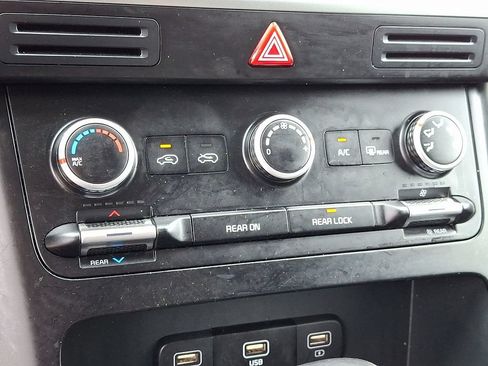 Used 2024 Kia Carnival LX FWD image 16