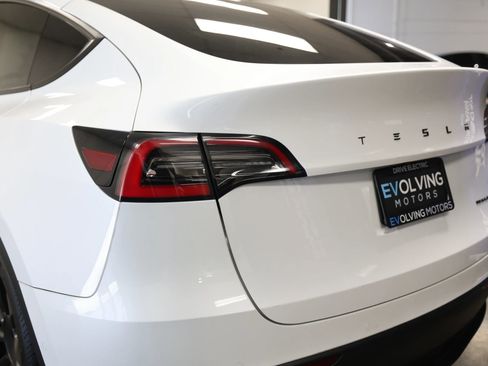 Used 2021 Tesla Model Y Long Range AWD/4WD image 16