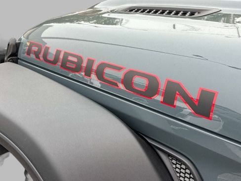 Used 2026 Jeep Gladiator Rubicon w/ Dual Top Group AWD/4WD image 14