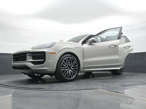 New 2026 Porsche Cayenne GTS AWD/4WD image 31