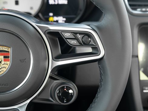 Used 2025 Porsche 718 Cayman image 17