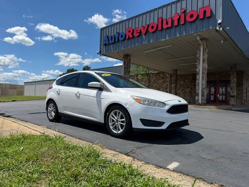 Used 2018 Ford Focus SE FWD image 1