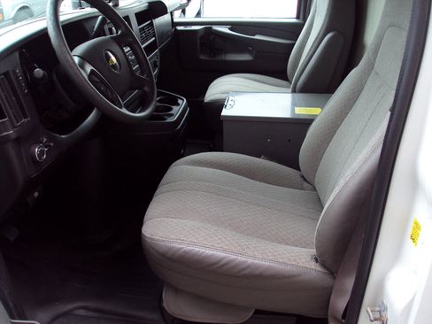 Used 2011 Chevrolet Express 1500 AWD image 17