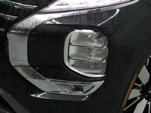 New 2025 Mitsubishi Outlander SE image 2