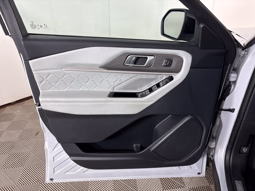 Used 2025 Ford Explorer Platinum w/ Ultimate Package AWD/4WD image 17