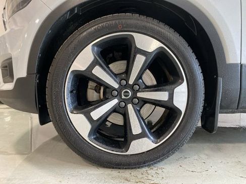 Used 2021 Volvo XC40 T5 Momentum image 5