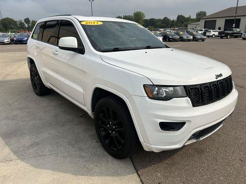 Used 2017 Jeep Grand Cherokee Altitude AWD/4WD image 3