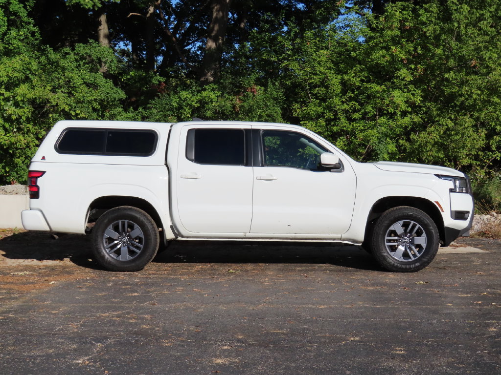 Used 2025 Nissan Frontier SV AWD/4WD image 2
