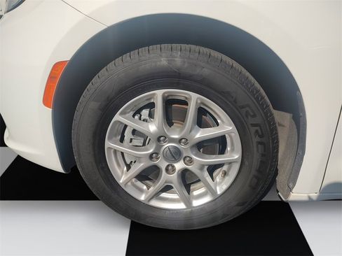 Used 2024 Chrysler Pacifica Touring-L image 14