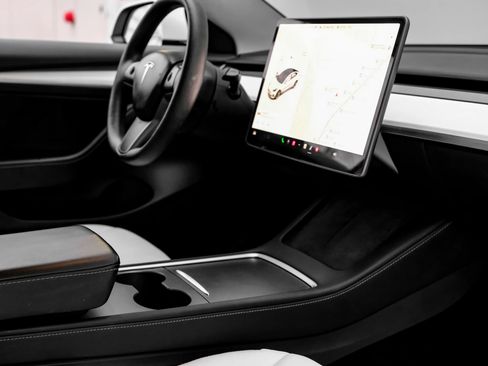 Used 2021 Tesla Model 3 Standard Range Plus image 27