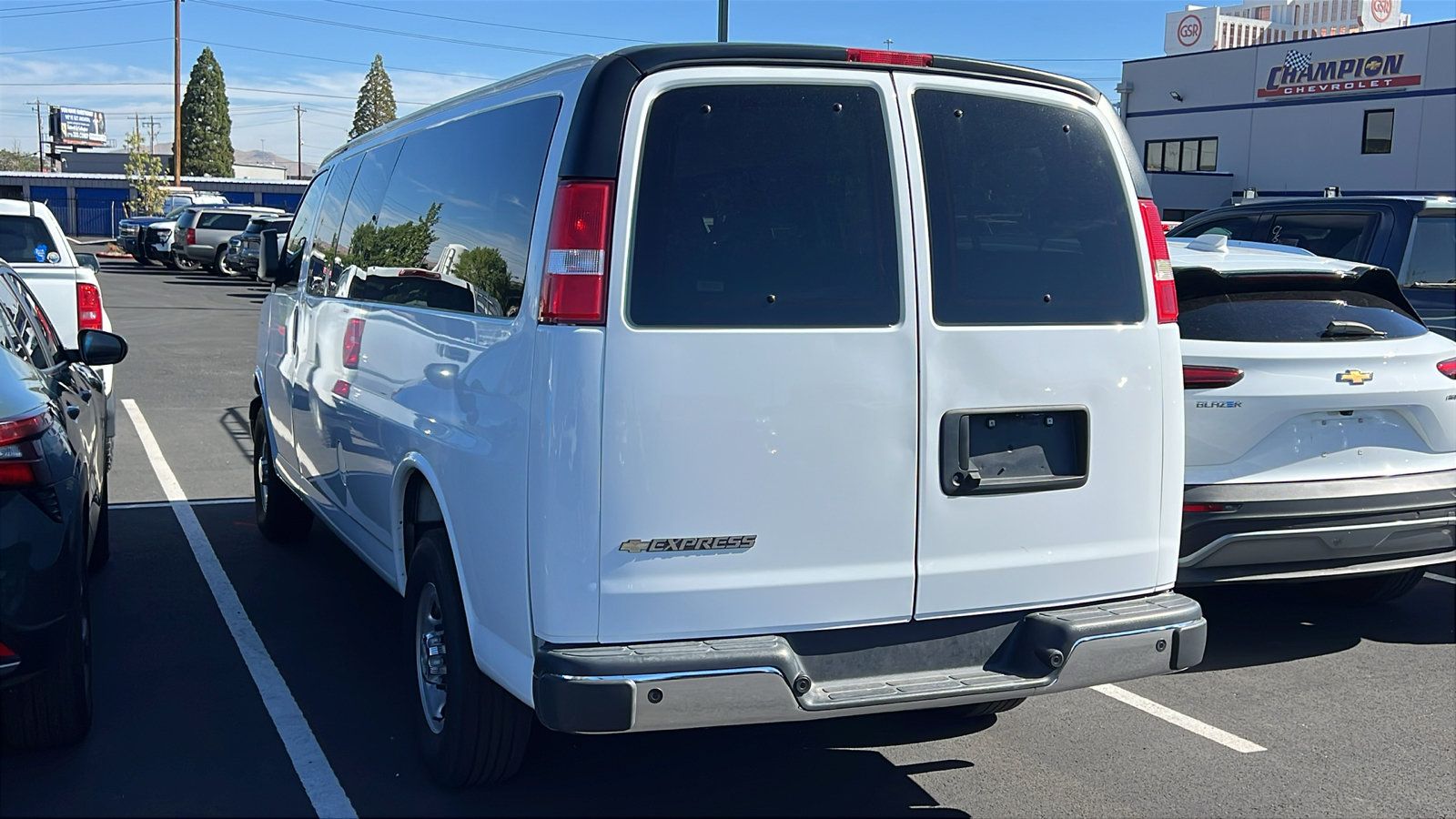 Certified 2025 Chevrolet Express 3500 LT w/ LT Preferred Equipment Group RWD image 3