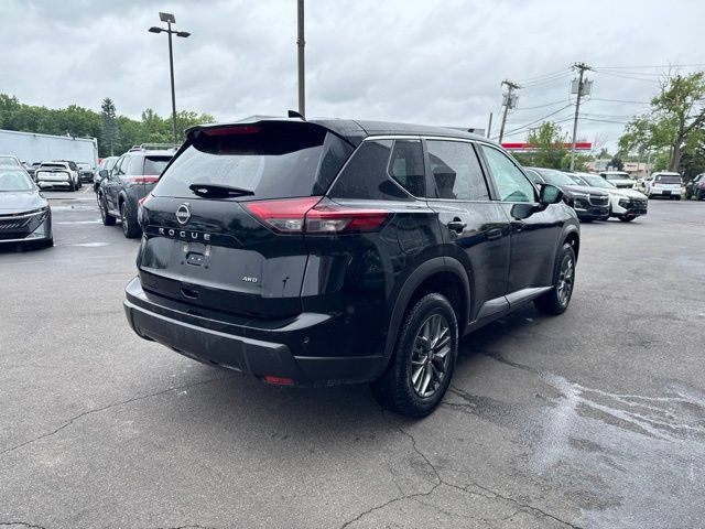 Used 2024 Nissan Rogue S AWD/4WD image 2