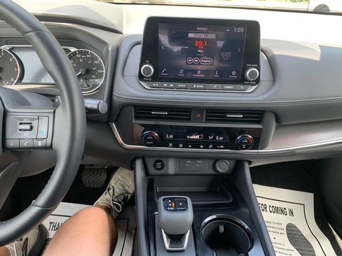 Used 2025 Nissan Rogue SV FWD image 12