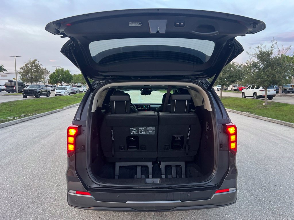 Used 2025 Kia Carnival SX w/ SX Dark Edition Package FWD image 6