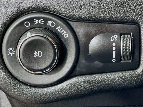 Used 2019 Jeep Cherokee Latitude w/ Cold Weather Group AWD/4WD image 13