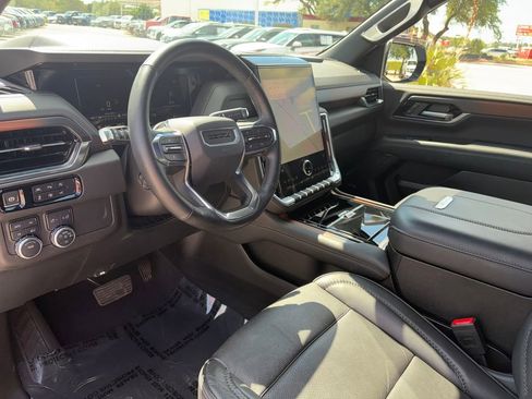 Used 2025 GMC Yukon Denali AWD/4WD image 8