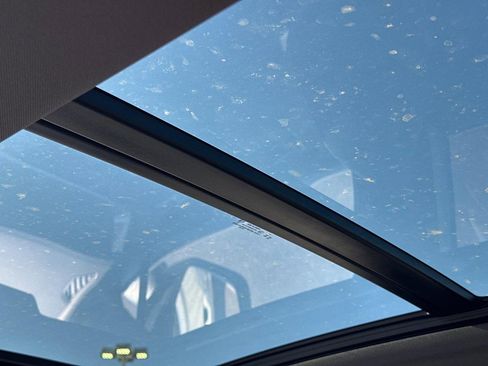 Used 2025 Volkswagen Tiguan SE R-Line image 11