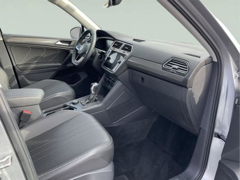 Used 2023 Volkswagen Tiguan SE image 19
