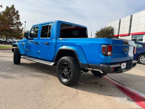Used 2025 Jeep Gladiator Sport image 8