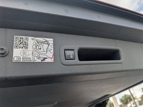 Used 2024 Toyota Sienna Limited image 11