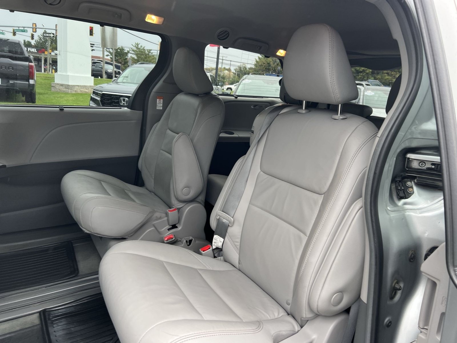Used 2019 Toyota Sienna XLE w/ XLE Navigation Package FWD image 25