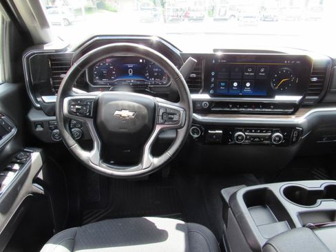 Used 2025 Chevrolet Silverado 2500 LT w/ Convenience Package AWD/4WD image 5