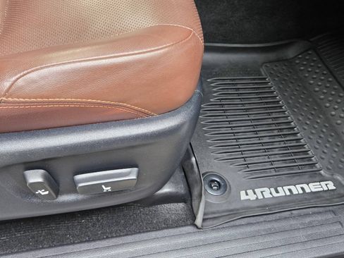Used 2018 Toyota 4Runner Limited AWD/4WD image 32