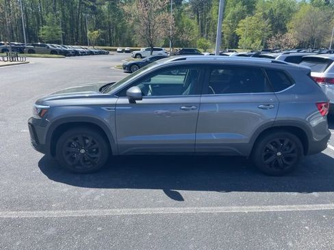 Used 2022 Volkswagen Taos SE image 2