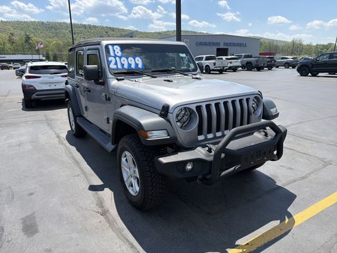 Used 2018 Jeep Wrangler Unlimited Sport S AWD/4WD image 3