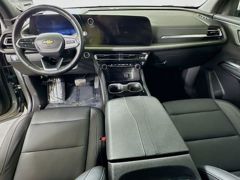 Used 2025 Chevrolet Traverse LT image 16