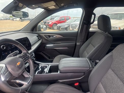 Used 2025 Chevrolet Traverse LT image 39