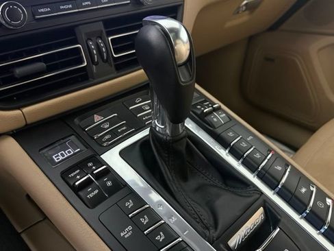 Used 2020 Porsche Macan AWD/4WD image 21