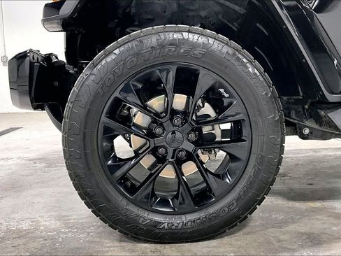 Used 2020 Jeep Wrangler Unlimited Sahara image 11