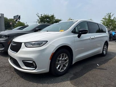 Used 2024 Chrysler Pacifica Touring-L