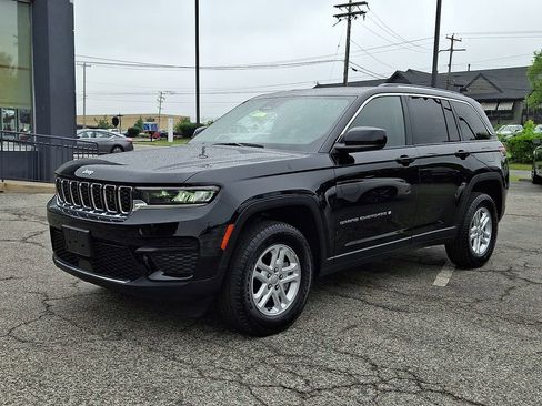 Used 2023 Jeep Grand Cherokee Laredo image 3