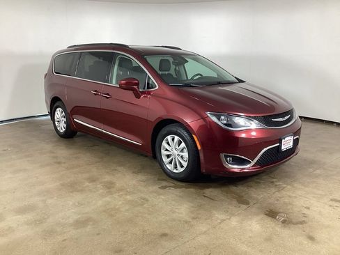 Used 2017 Chrysler Pacifica Touring-L FWD image 3