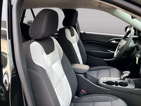 Used 2025 Chevrolet Trax LS w/ LS Convenience Package FWD image 9