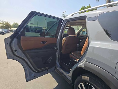 Used 2025 Nissan Pathfinder Platinum AWD/4WD image 18