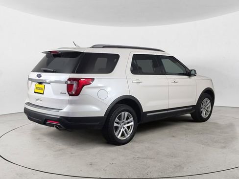 Used 2018 Ford Explorer XLT w/ Equipment Group 202A AWD/4WD image 5