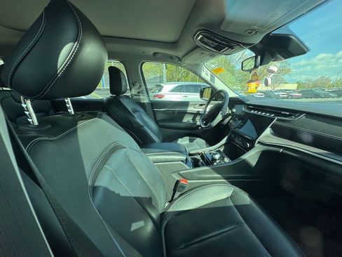 Used 2023 Jeep Grand Cherokee L Limited w/ Black Appearance Package image 3