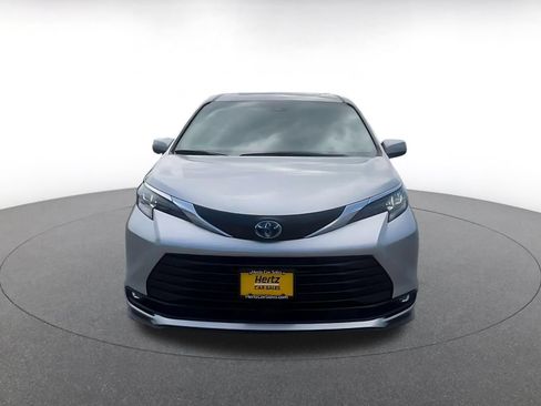 Used 2025 Toyota Sienna XLE FWD image 4